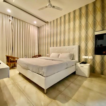 Hotel Hollywood - Family Hotel Zirakpur 外观 照片