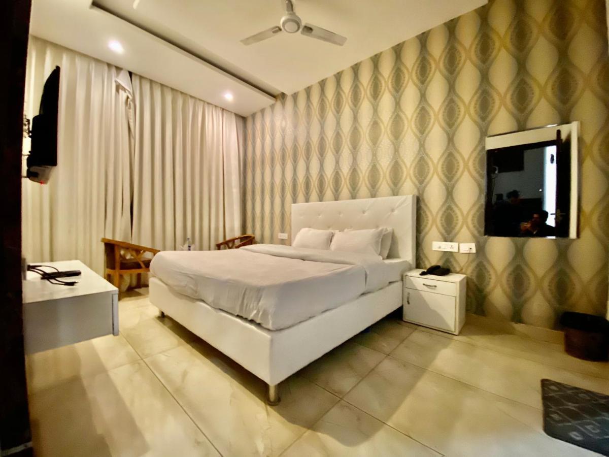 Hotel Hollywood - Family Hotel Zirakpur 外观 照片