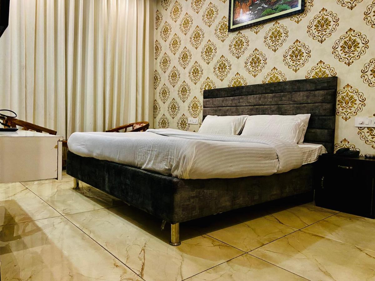 Hotel Hollywood - Family Hotel Zirakpur 外观 照片