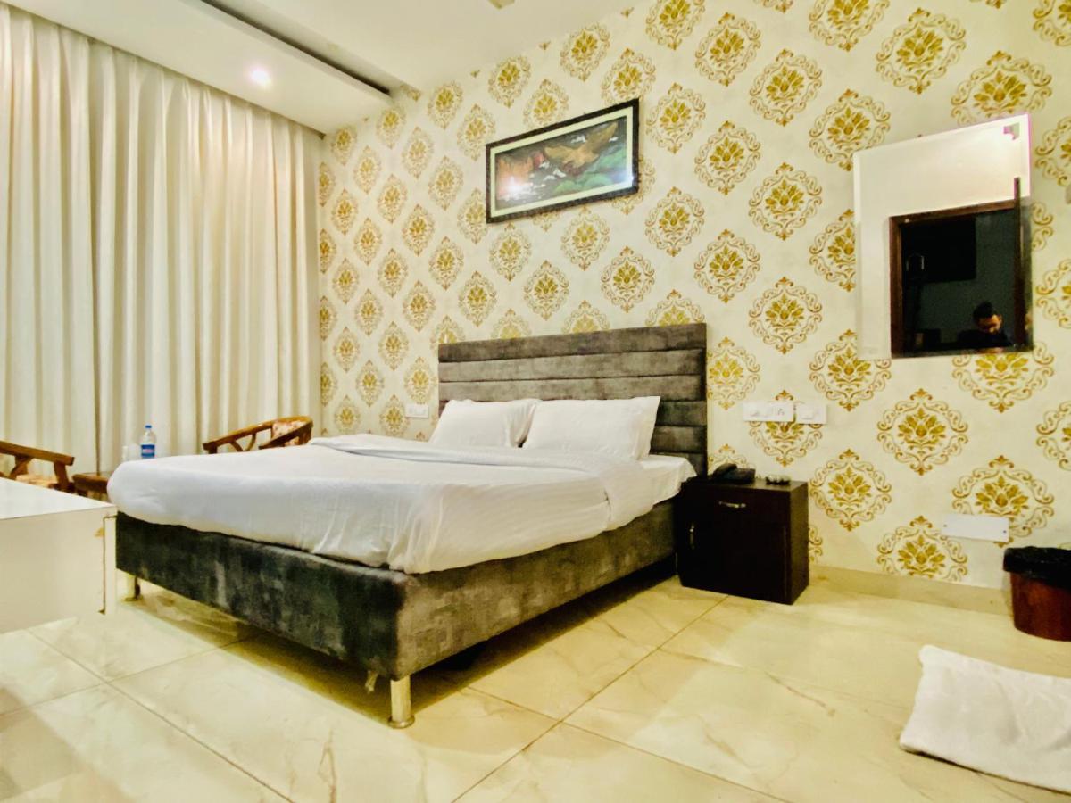 Hotel Hollywood - Family Hotel Zirakpur 外观 照片