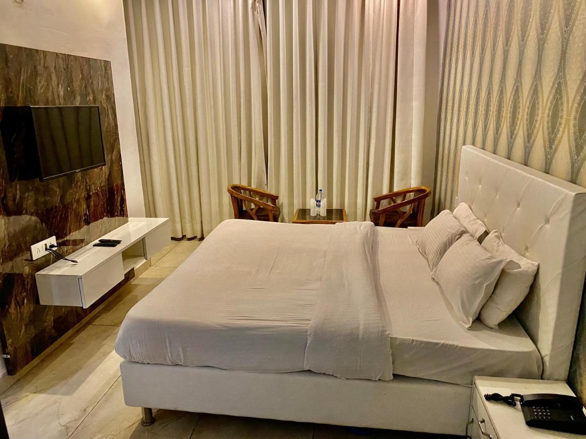 Hotel Hollywood - Family Hotel Zirakpur 外观 照片
