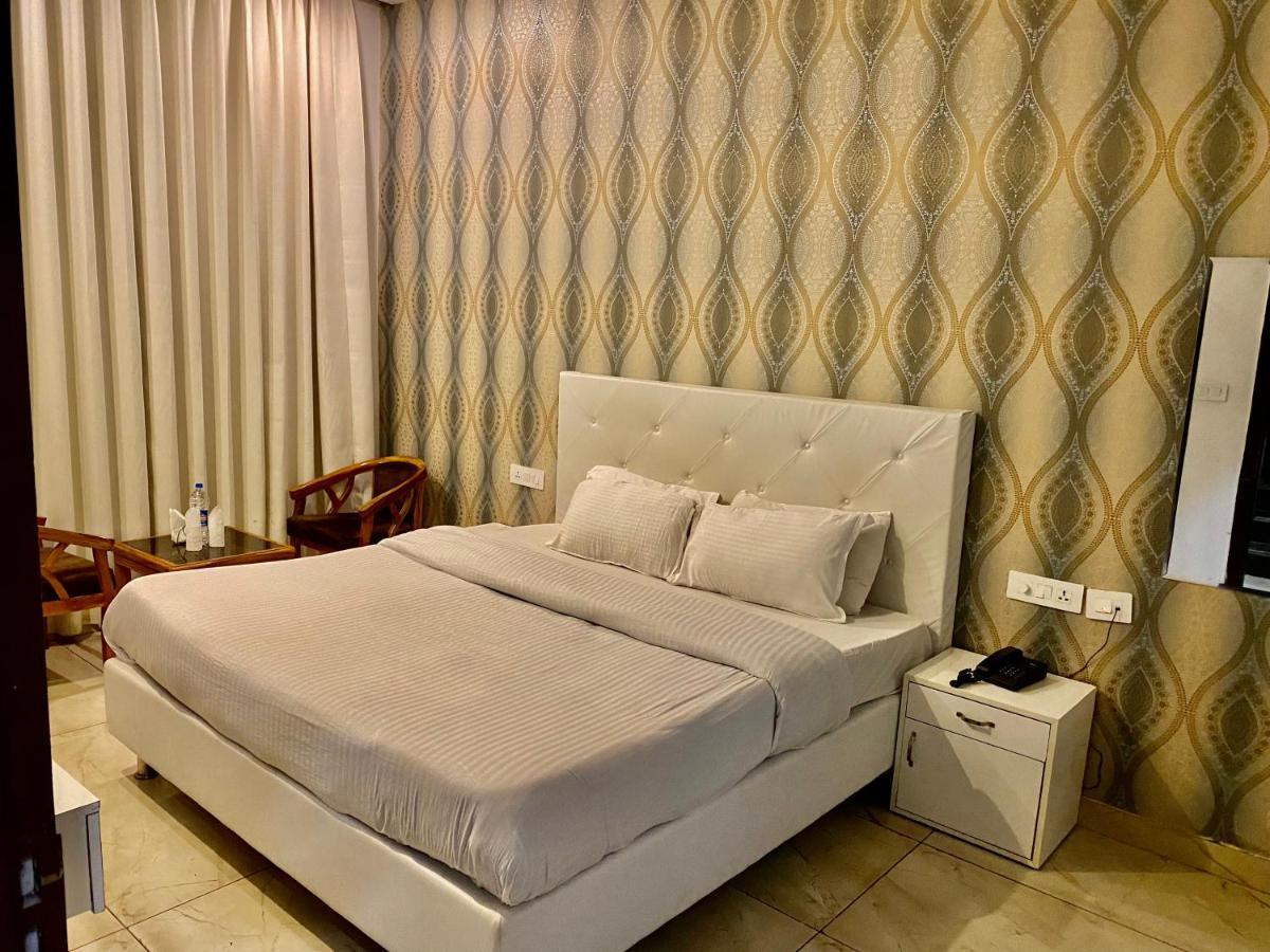 Hotel Hollywood - Family Hotel Zirakpur 外观 照片
