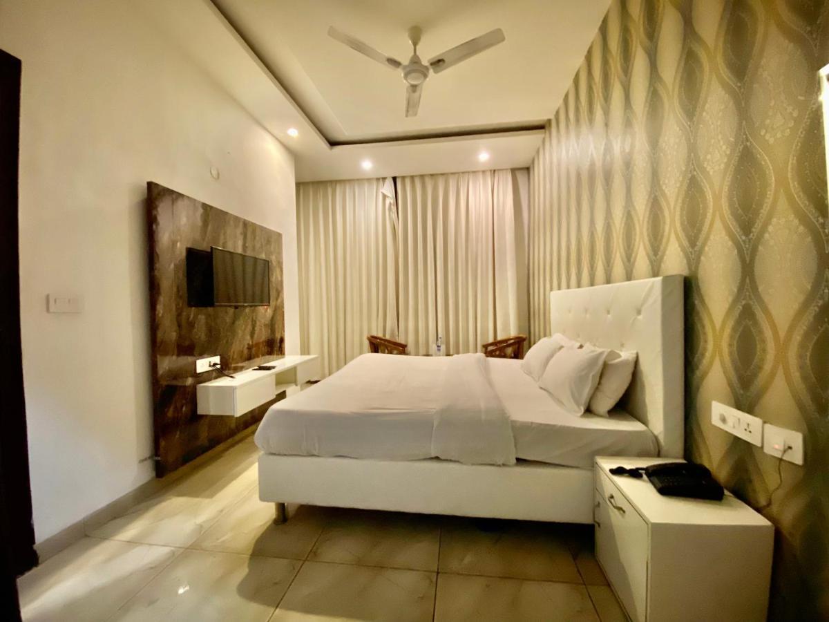 Hotel Hollywood - Family Hotel Zirakpur 外观 照片