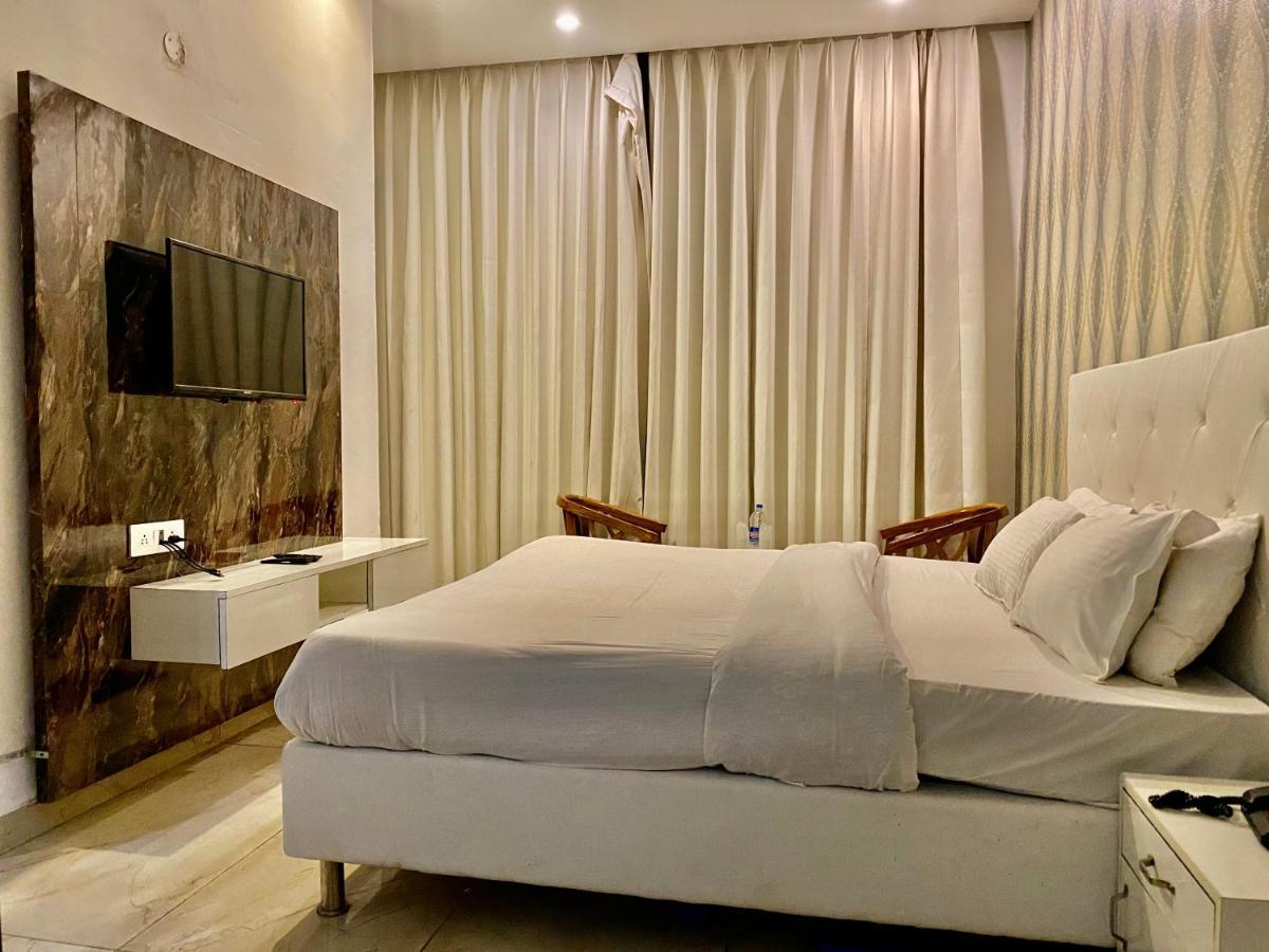 Hotel Hollywood - Family Hotel Zirakpur 外观 照片