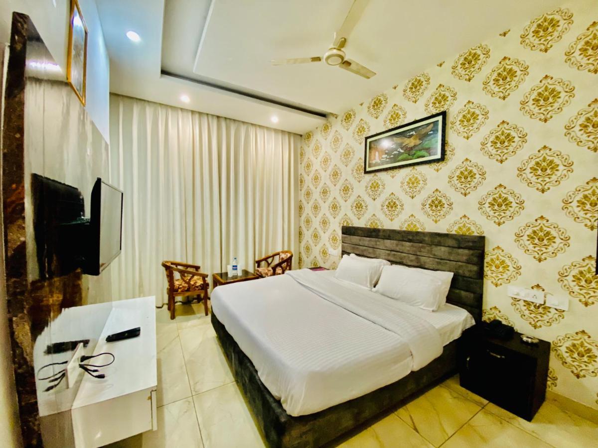 Hotel Hollywood - Family Hotel Zirakpur 外观 照片